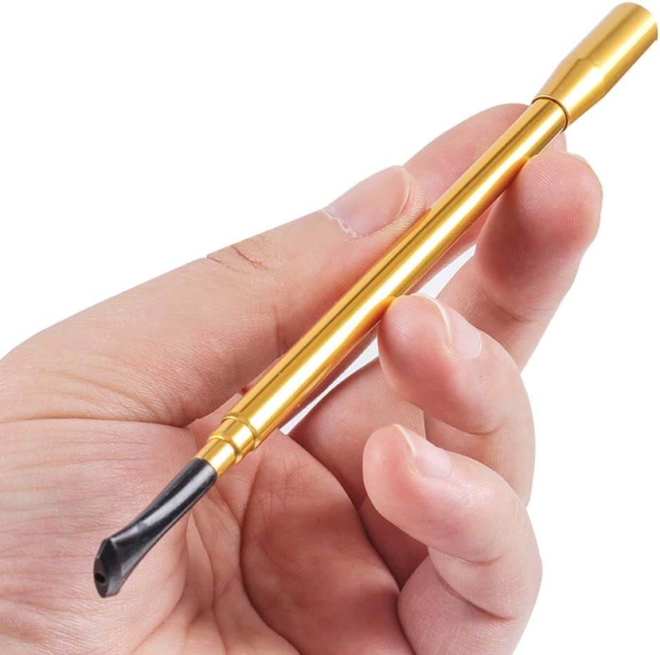 Normal gold Audrey Hepburn cigarette holder for women and men, in a hand